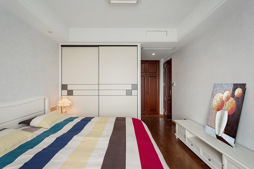 主卧装修效果图.jpg 主卧装修效果图.jpg