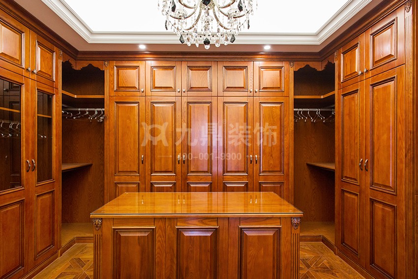 衣帽间装修效果图.jpg 衣帽间装修效果图.jpg