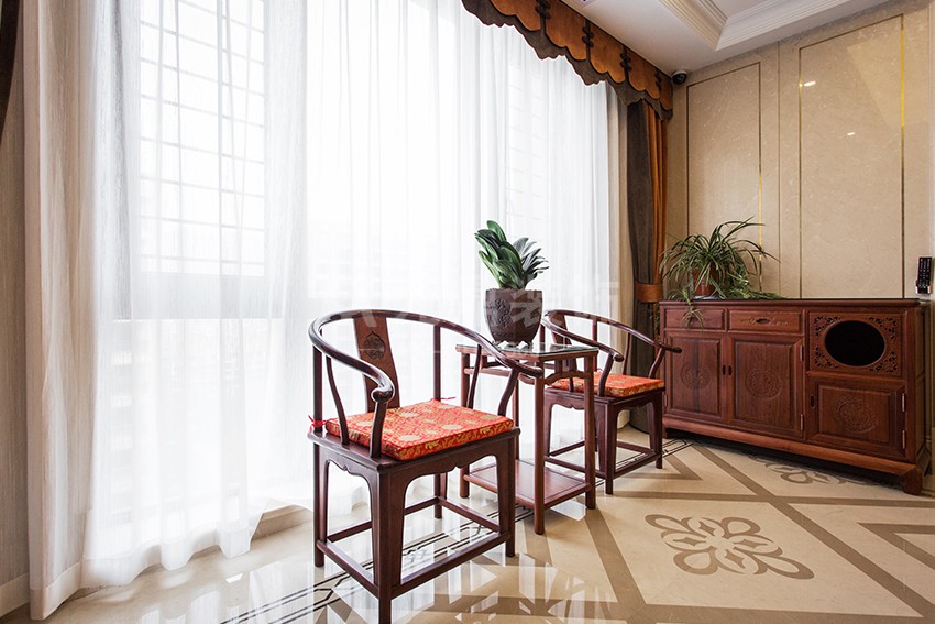 窗前.jpg 窗前.jpg