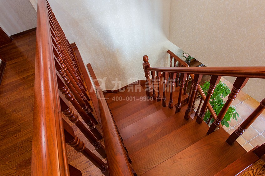 别墅楼梯装修效果图.jpg