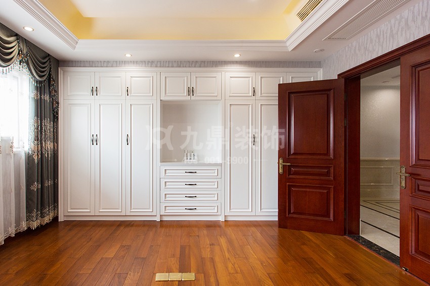 衣帽间装修效果图.jpg 衣帽间装修效果图.jpg